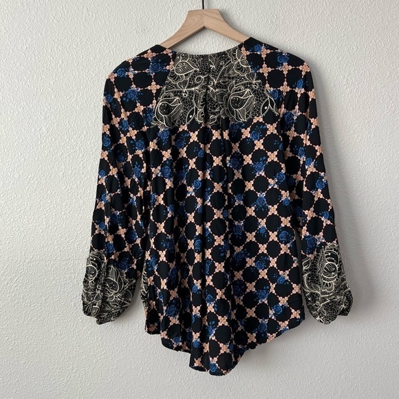 Entro Black Blue Flowy Boho Floral Abstract Top- Size Small - Picture 3 of 11